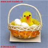 Velikonoční kuřátko s vajíčky v košíku